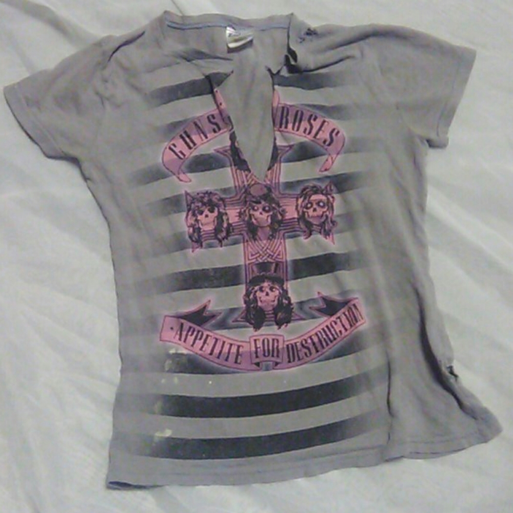 🌟 grungy guns n roses t 🌟